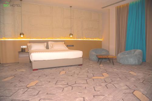 1411bio_hotel_suite_senior